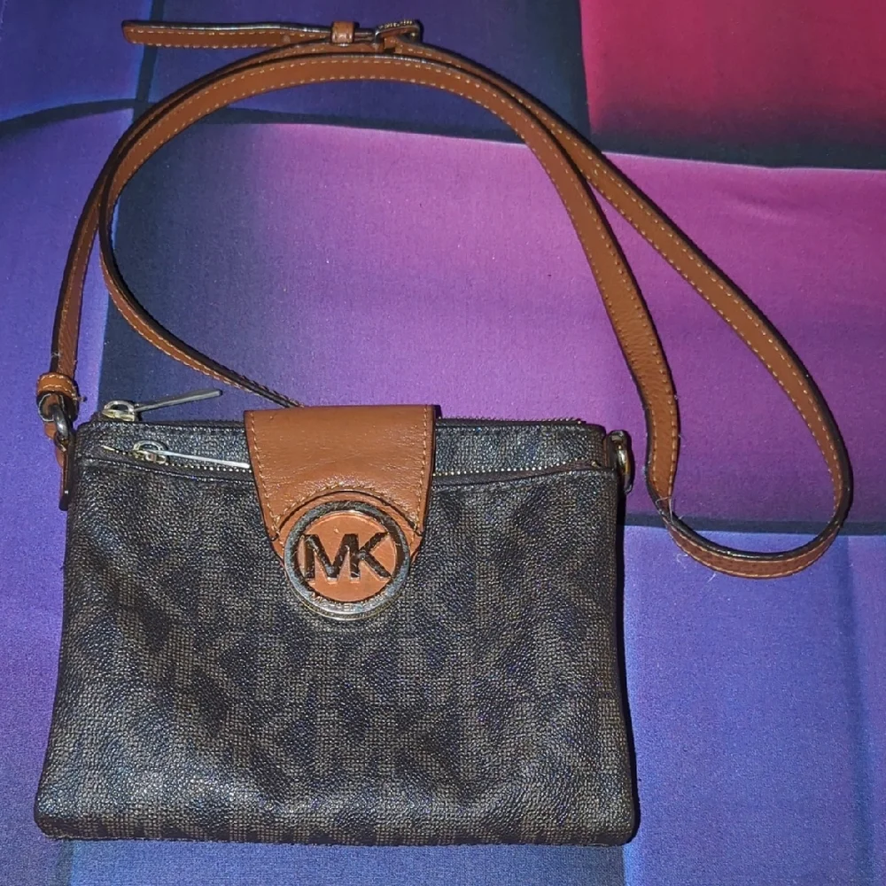 MICHAEL KORS Brown and Small Tan Wallet/Bag*